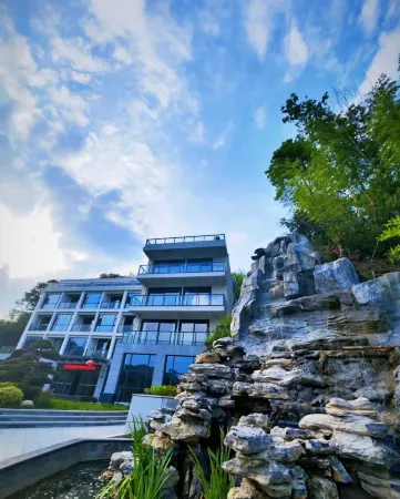 Mufeng Guanhu Homestay Отели рядом с достопримечательностью «Dabie Mountain Main Peak (Baima Main Peak)»