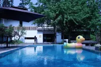 Emeishan Hetang Yunqi Tangquan Homestay - Infinity Pools