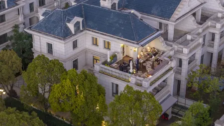 Kunming Xishanyin Hotel (Dianchi Haigeng Dam Branch) Отели рядом с достопримечательностью «Kunming Xishan Scenic Resort»