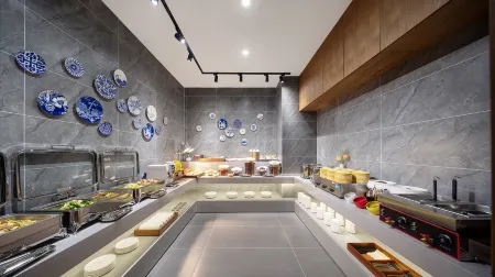 QIANNA HOTEL GLORIOUS (Xinxiang Municipal Government High-speed Railway Station) Отели в г. Синьсян