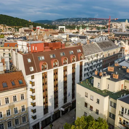 Danubius Hotel Erzsébet City Center Отели рядом с достопримечательностью «Мост Эржебет»