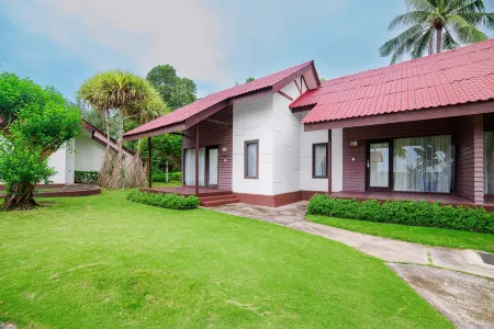 Mayang Sari Beach Resort Отели рядом с достопримечательностью «Bandar Bentan Telani Port»