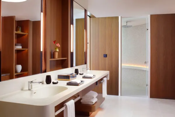 바다 한가운데 떠 있는 원형 형태의 시그니처 스파 시설