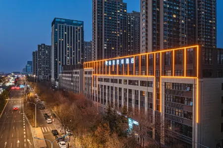 Lichen Jundun Hotel (Jinan West Railway Station International Convention and Exhibition Center) Отели рядом с достопримечательностью «Qilu University of Technology Library»