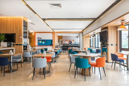 Guiyang  Holiday Inn Express Отели рядом с достопримечательностью «Guizhou Institute of Technology»