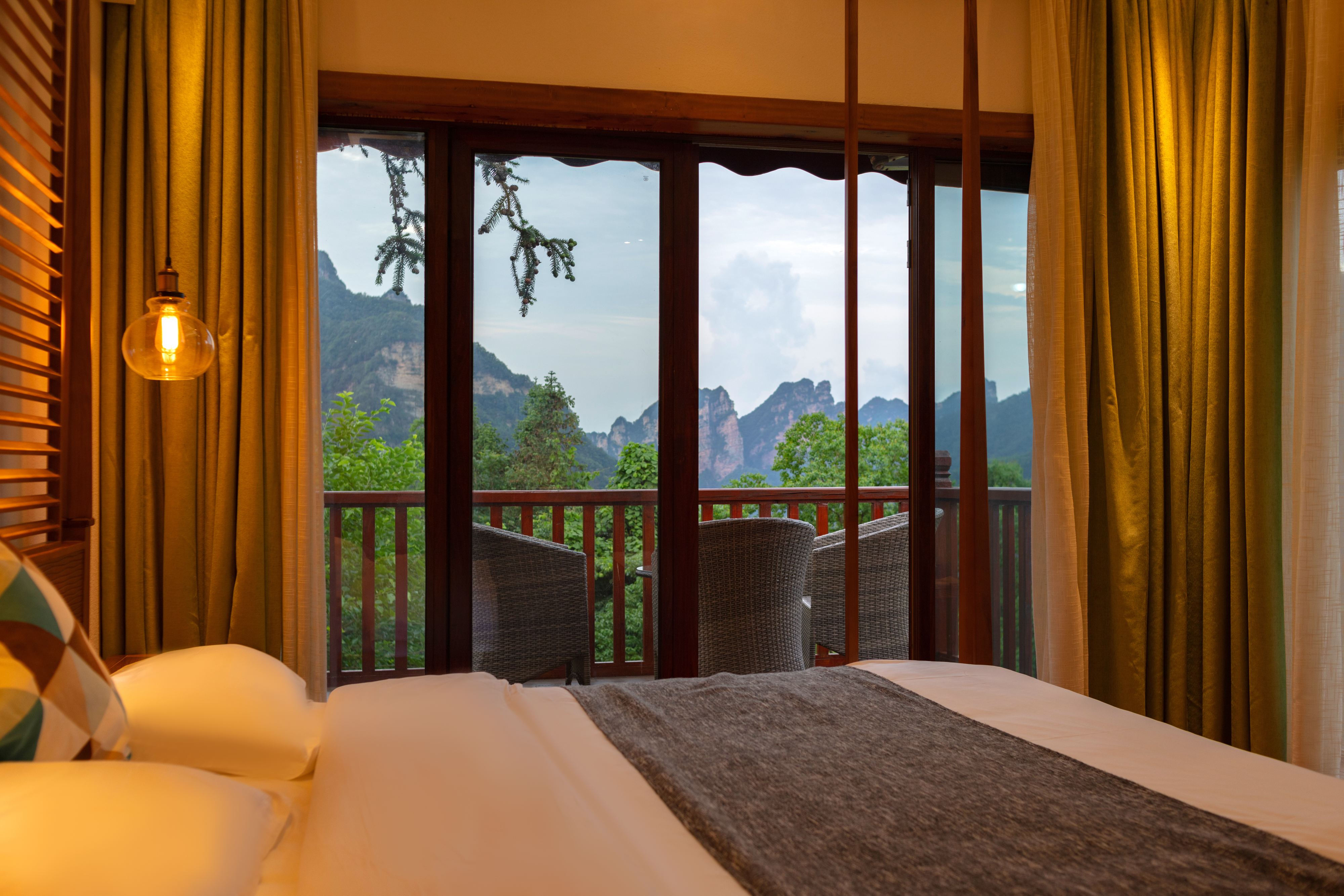 Zhangjiajie Ldyllic Pondside Timber Lodge Rum Photos