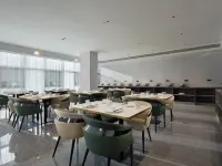 Huizhou Four Seasons Maple Hotel（Huizhou High Speed Rail Station Xinghe Coco Store） Hotels near Danshui