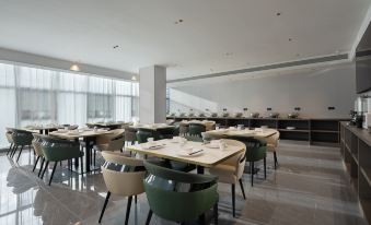 Huizhou Four Seasons Maple Hotel(Huizhou High Speed Rail Station Xinghe Coco Store)