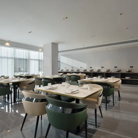 Huizhou Four Seasons Maple Hotel（Huizhou High Speed Rail Station Xinghe Coco Store）