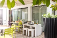Le Grand Hotel Các khách sạn gần Atypik