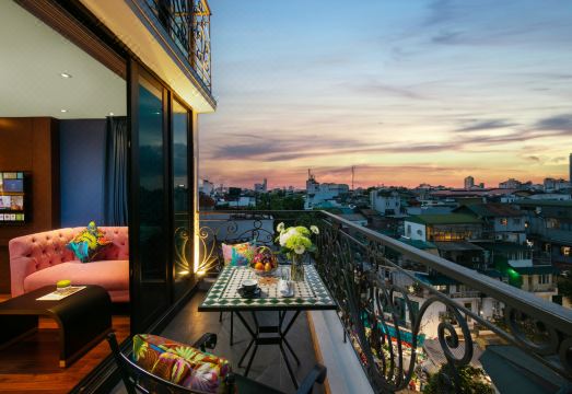 Aurora Central Hotel