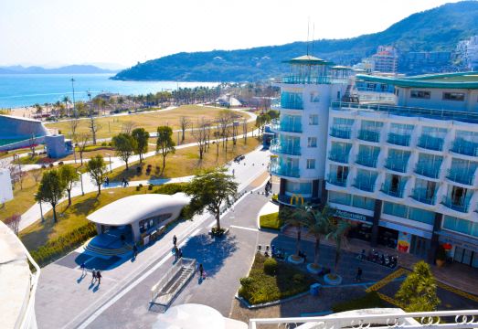 다메이사 해변 근처 쇼핑몰