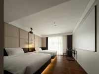 Yi Chi · Qiu Shi Tangchi Hotel (Guiyang Huayuan Garden Twin Towers Dolphin Square Store) Hotels near Baibu Bridge