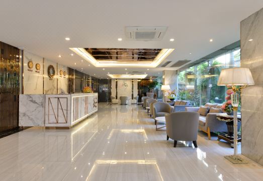 스리 시즌스 플레이스