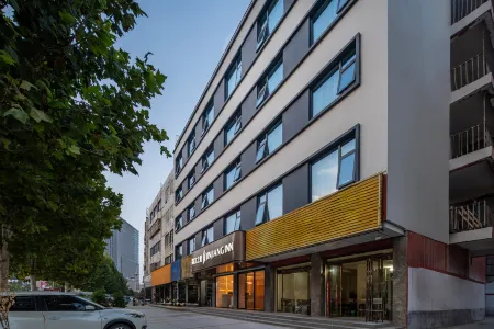 Jinjiang Hotel (Zhoukou Xiangcheng City Center Square) Отели рядом с достопримечательностью «Nandun Ancient City»