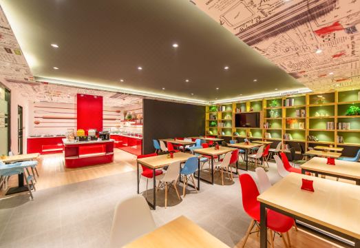 깔끔하게 정돈된 이비스 호텔 로비