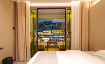 Cloud Hidden Retreat Boutique Riverside Inn (Fenghuang Ancient Town Tuojiang Branch)