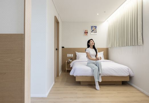 프롬에이치 어스 호텔 위드 아늑