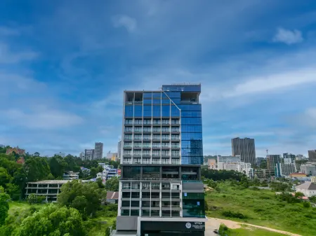 Grand La Vogue Hotel & Casino Отели рядом с достопримечательностью «Порт Сихануквилл»