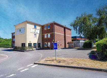 OYO Go2 Gloucester Hotel
