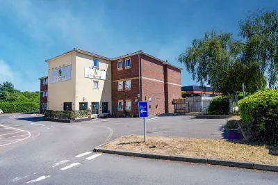 OYO Go2 Gloucester Hotel Hotels near Gloucestershire Royal Hospital