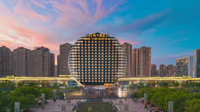 Orange Hotel (Bozhou South Lake Park Powerlong Plaza) 亳州のホテル