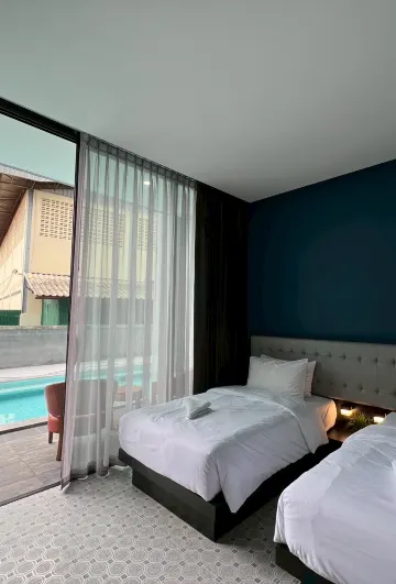 ดีลักซ์ติดสระว่ายน้ำเตียงคู่