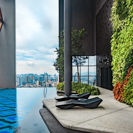 Scarletz Luxury KLCC • Rooftop Pool • Walk to Petronas Twin Towers Отели рядом с достопримечательностью «Конгресс-центр The Intermark»