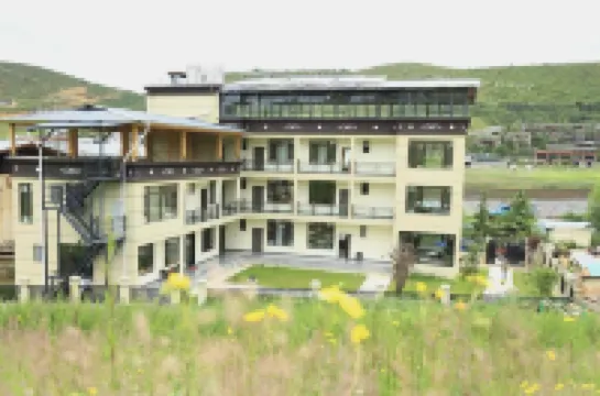 香格里拉洛泱民宿（松贊林寺店） 鄰近松贊林景區的酒店