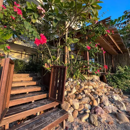 Frangipani El Nido Отели рядом с достопримечательностью «Пляж Коронг-Коронг»