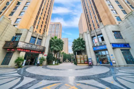 V Theme Theater Hotel  (Chongqing University Town Xijie) Отели рядом с достопримечательностью «Daxue Chenghuaban Park»