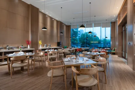 Ramada Hunan  Financial Center Отели рядом с достопримечательностью «Hunan University of Finance and Economics Auditorium»