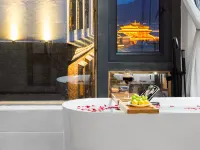 Shangri-La Jiangyue Beiting Oxygen Supply Homestay Dukezong Ancient City Dafo Temple Sutra Tube Shop Hotels near Diqing Shangri-La Airport