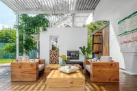 The mountain and the water embrace the Pleasant Bay Homestay