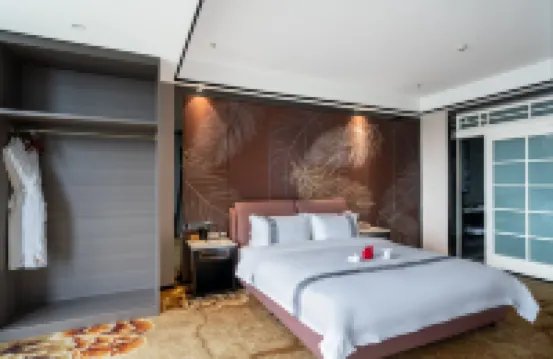 Century Pinyuan Hotel (Wal Mart store of the municipal government)