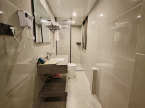 Leman Hotel (Leshan Zhanggong Bridge Gourmet Street) Hotels in Leshan