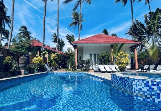 Lotus Garden Muine Resort & Spa의 아름다운 야외 수영장 사진