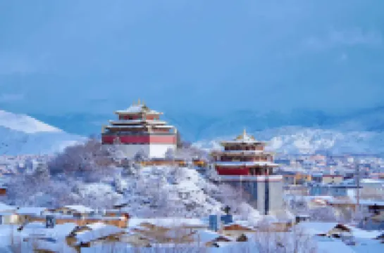 Shangri-La Yanxu Fuoxi Biyuan (Dukezong Ancient City Shop)  호텔