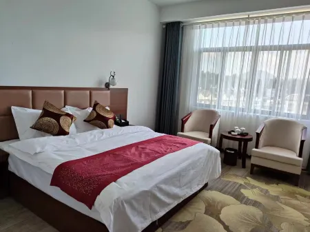 Longling Qiaoxiang Grand Hotel