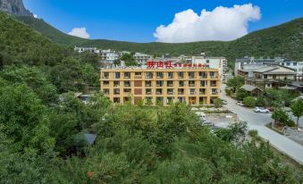 Yuntai Mountain Yingshan Red · Green Grassland Resort Hotel