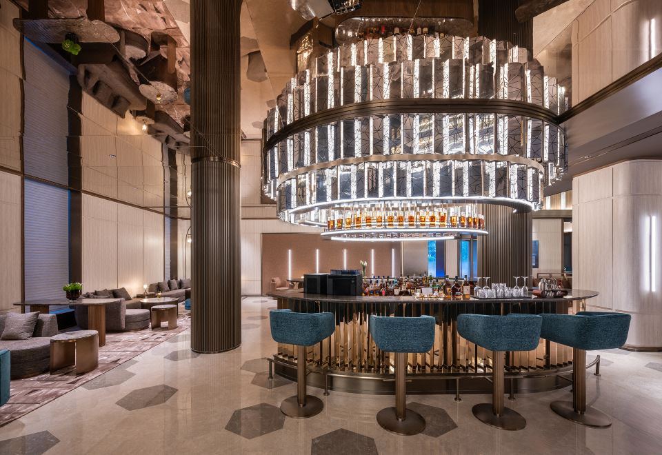 [오렌지 호텔 칭다오 우시 스퀘어 시뷰의 현대적인 객실 인테리어]