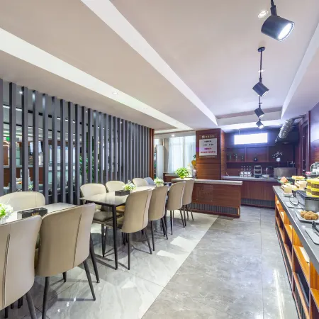 Yuanxuan Hotel (Yuantianhong Square High-speed Railway Station)