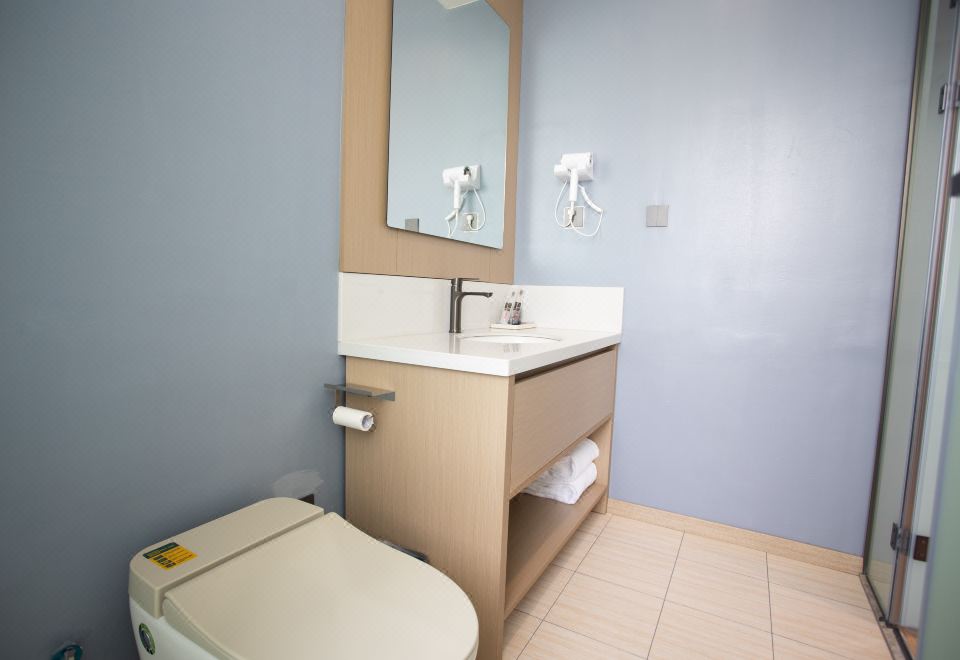 깔끔하게 정돈된 호텔 객실 내부