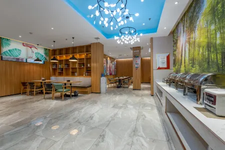 Kee Royal Hotel (Dengzhou Hua Chau Academy Store) Отели рядом с достопримечательностью «Nanyang Vocational College of Science and Technology»