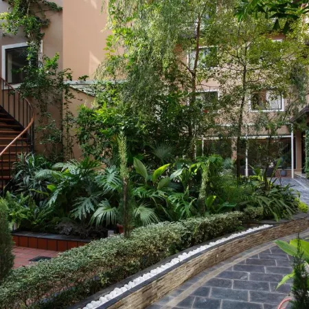 Hotel Thrive, A Tropical Courtyard Отели рядом с достопримечательностью «Площадь Дурбар»
