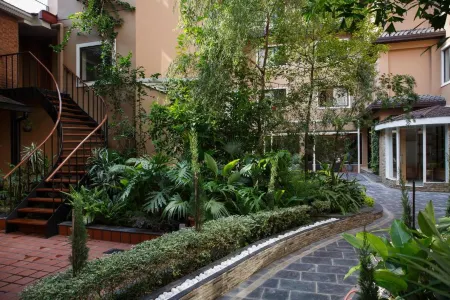 Hotel Thrive, A Tropical Courtyard Отели рядом с достопримечательностью «City Motorbike»