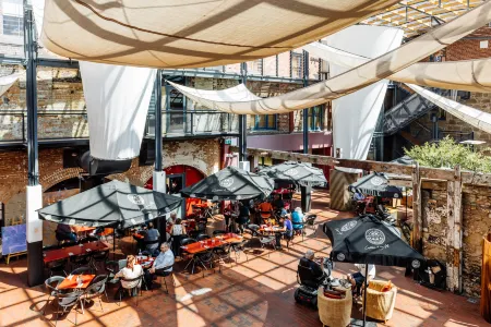 The Henry Jones Art Hotel Отели рядом с достопримечательностью «Собор Святого Давида»