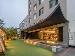 Holz Curio Hotel