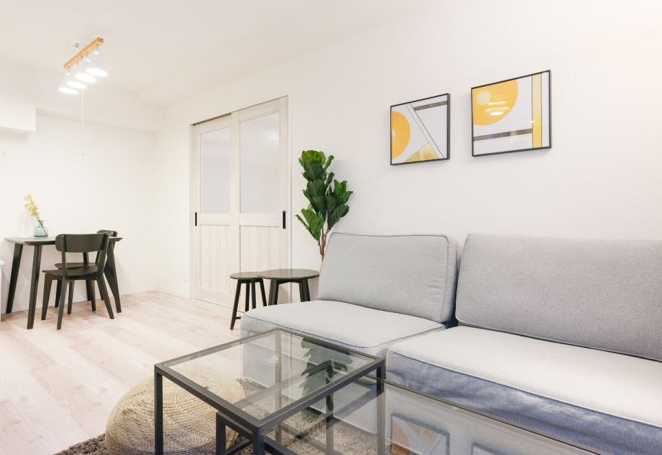 도쿄의 활기찬 도시 풍경 속 호텔 전경