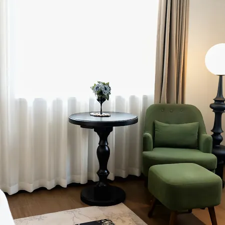Half Hotel (Yangzhou Slender West Lake)